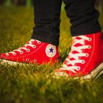 Chaussure rouge dans l'herbe