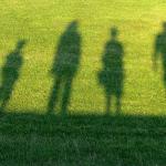 Ombres d'une famille projetée sur pelouse