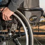 Personne en fauteuil roulant