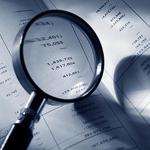 Loupe posée sur un document servant à la déclaration fiscale