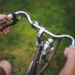 Homme en train de rouler à vélo