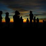 Groupe de jeunes (silhouettes) dans l'obscurité